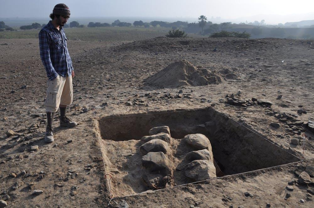 Excavation of a structure in the Chincha pampa with the walls aligned to the June solstice.
