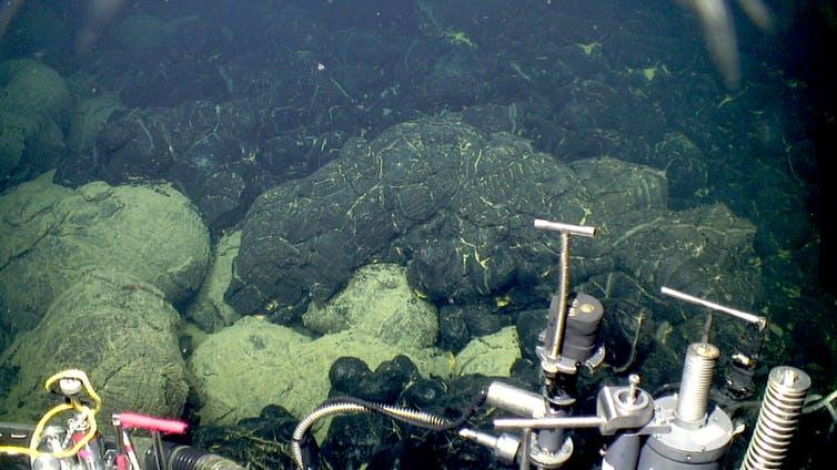 Underwater lava flows